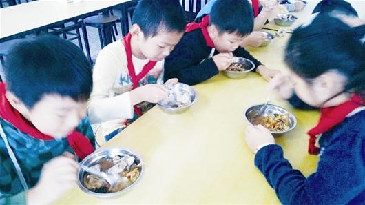 小學生午餐上薯條漢堡鮮見蔬菜 學校：孩子喜歡-中國教育1