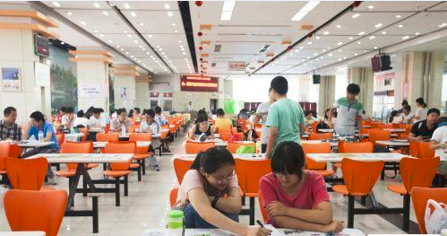 高校食堂成“學霸”考研自習室1