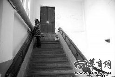 大四學霸女樓梯上的考研“自習室”1