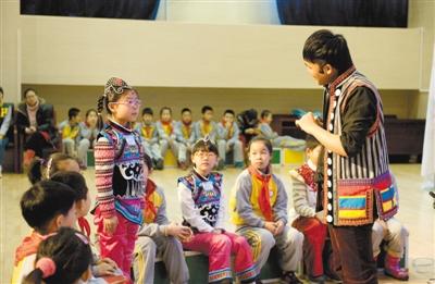 新學期新課堂 大學老師入駐小學教“才藝”-中國教育2