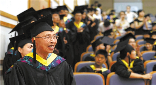 73歲爺爺大學生本科畢業啦 下一個目標：考研1