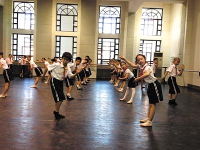 新學期新課堂 大學老師入駐小學教“才藝”-中國教育1