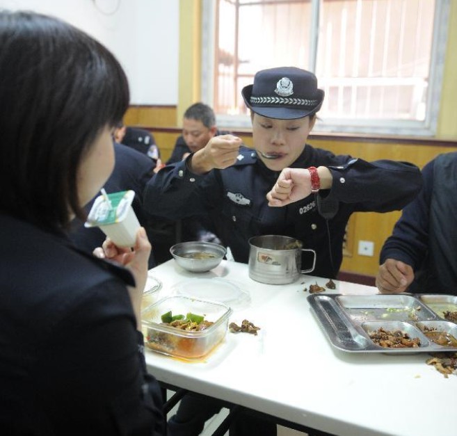 走進80后女研究生警花（組圖）6