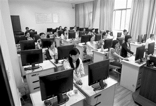上海高考評卷工作啟動 語文閱卷老師均持上崗證-中國教育1