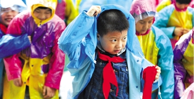 不能打傘，必須穿雨衣上學？ 小學“禁傘令”引議-中國教育1