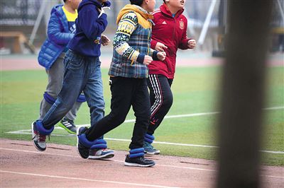 小學生在校綁沙袋跑步 家長質疑是