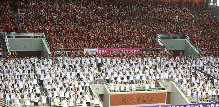 濟南4500名考研生齊跳“小蘋果” 申請吉尼斯3