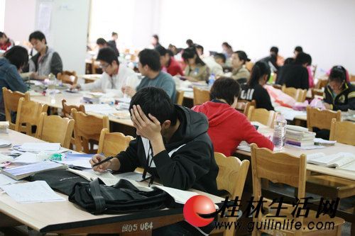 “戀校族”畢業不離校 考研現實壓力成主因1