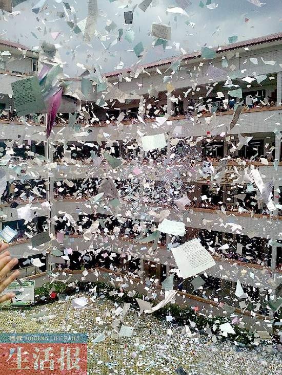 學校下“紙雨”為高考學生減壓 場面震撼-中國教育2