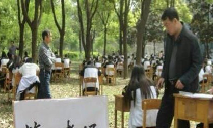 學校防作弊又出“絕招” 在樹林里考試5