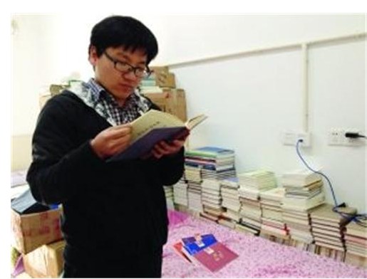 南京博士學霸7年買2萬多本書 每晚跟書睡在一起1