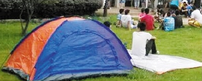 考研大軍暑期圖書館前通宵排隊只為搶座自習1