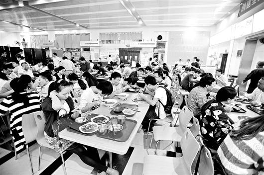 探訪高校食堂：用餐后 你當甩手掌柜了嗎？-中國教育1
