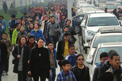 禁奧令難擋熱潮 萬人趕考