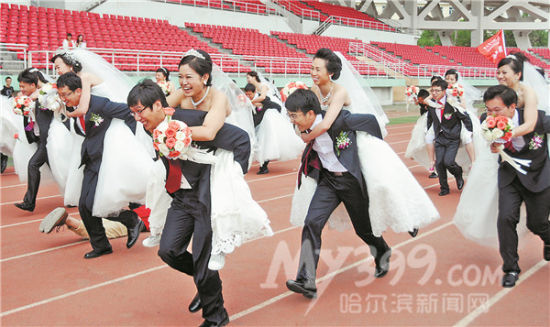 最牛學霸集體結婚 18對博士生舉行校園婚禮2