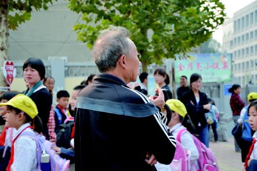 學校門口成禁煙“盲區” 家長多吸煙引擔憂-中國教育1