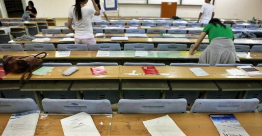 西法大考研生深夜等待只為搶占自習室座位2
