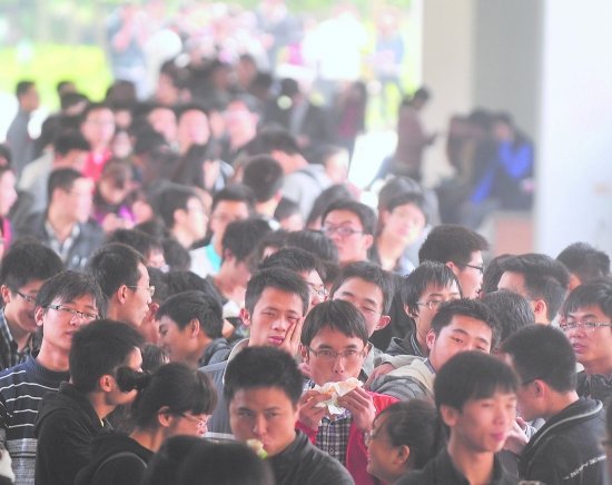 渝考研報名確認現場火 一考生排5小時1