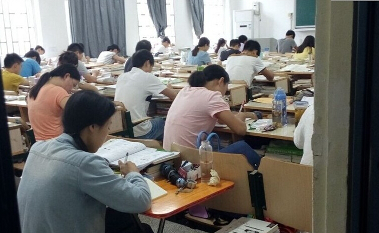 合肥高校“考研族”暑假忙復習 自習室一座難求6