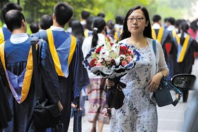 清華研究生夫妻抱女兒畢業 獲校長“特別”介紹2