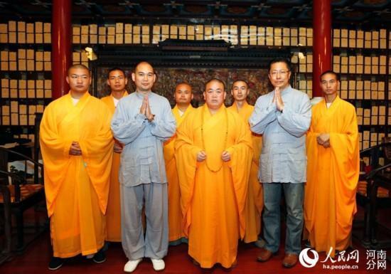 瘋狂英語李陽少林寺皈依佛門 師從釋永信法名延依-中國教育1