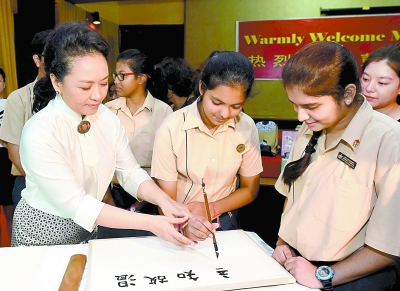習近平主席夫人彭麗媛參觀印度泰戈爾國際學校-中國教育1