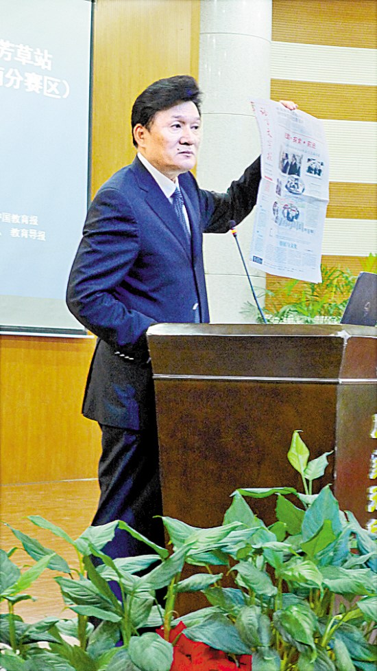王旭明炮轟“假語文”：語文課上少“唱歌跳舞”-中國教育1