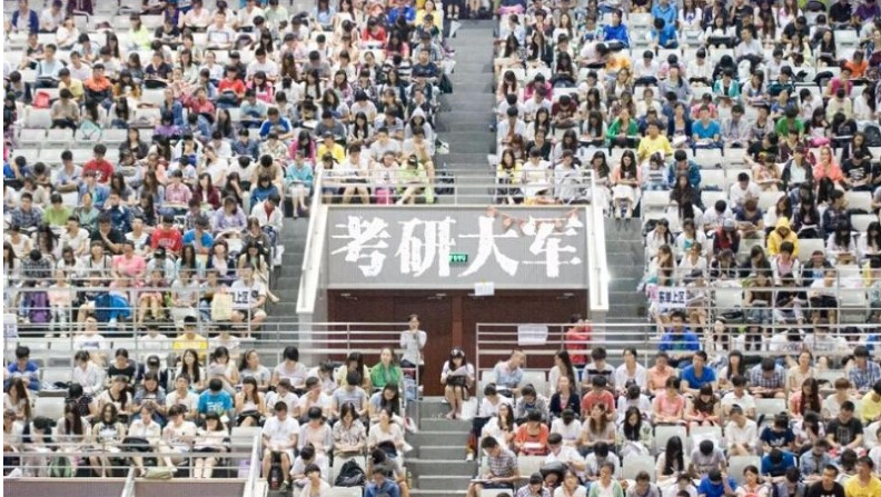 山東五千“考研大軍”體育館上課 課間欣賞雜技表演1