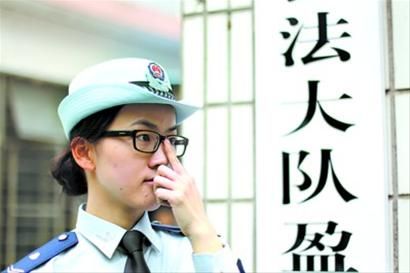 女研究生當城管員 第一次巡街被罵“強盜”1