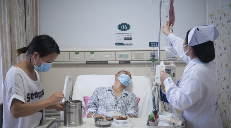 湖南女研究生花光學費救白血病男友 病房求婚13
