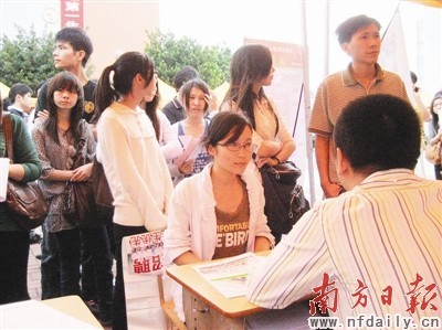 高校巡回招聘引學生躁動 考研就業難抉擇1