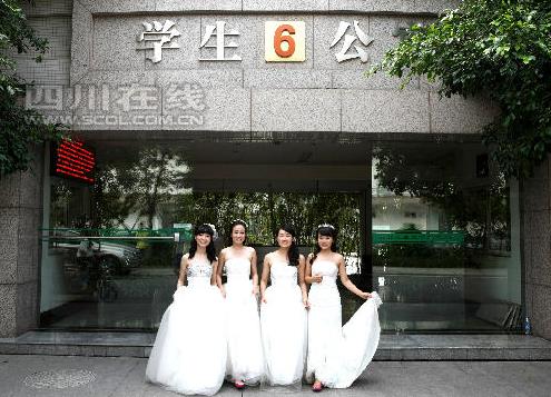 四川農業大學4位美女研究生 穿婚紗拍畢業照2