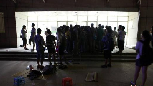 西法大考研生深夜等待只為搶占自習室座位1
