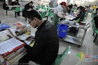 高校自習室緊缺 考研黨“霸占”食堂備戰3