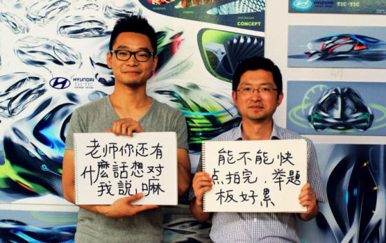 研究生與導師賣萌互動 爆笑畢業照顯溫情8