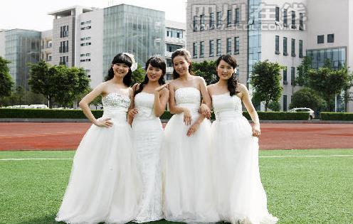 四川農業大學4位美女研究生 穿婚紗拍畢業照4