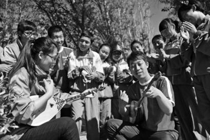 6名東北大學研究生 休學一年支教新疆創新教學1