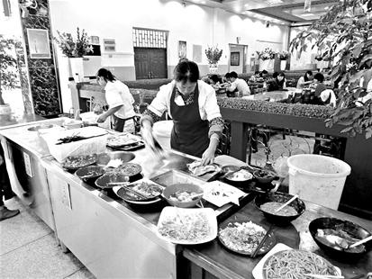 探訪高校食堂：用餐后 你當甩手掌柜了嗎？-中國教育3