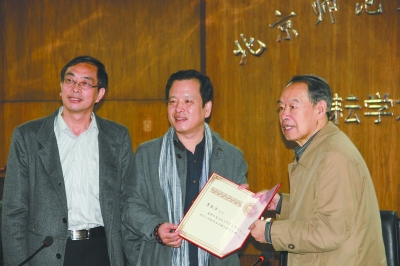 大學培養作家之爭:作家不可預約 創作能否教學-中國教育1