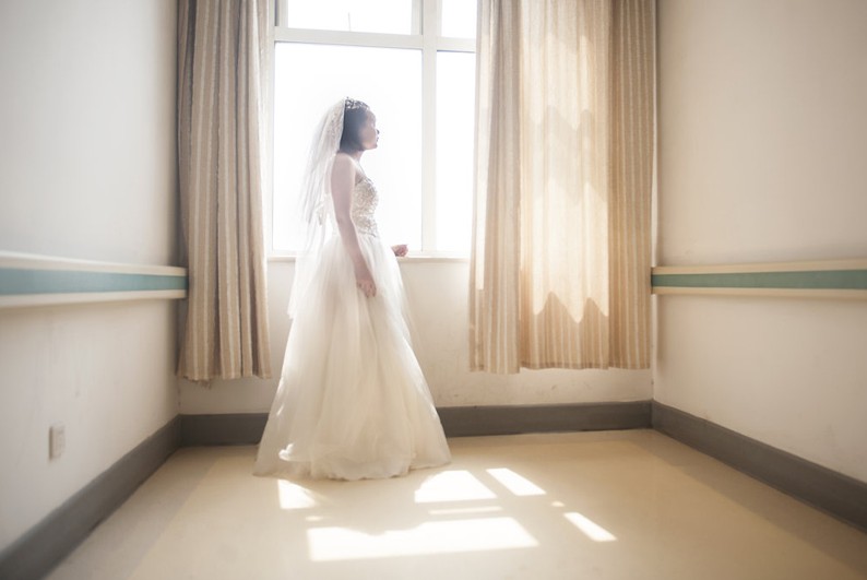 湖南女研究生花光學費救白血病男友 病房求婚5