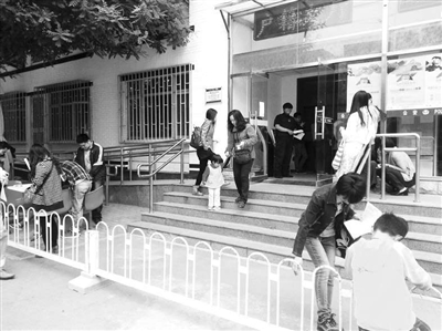 北京幼升小政策變嚴 家長扎堆辦暫住證-中國教育1