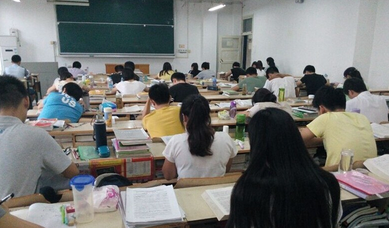 合肥高校“考研族”暑假忙復習 自習室一座難求1