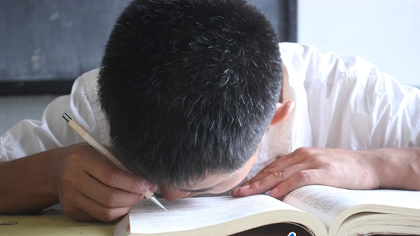 “貼書男孩”考上研究生 比別人看世界的距離近一些1