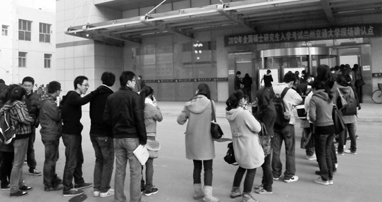 蘭州考研大軍排長龍 應屆考生仍是主力1