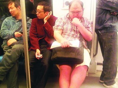 研究生“短褲哥”網絡躥紅 成績好游戲玩得牛1