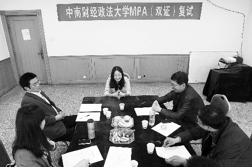 河南一高校研究生復試在鄭舉行 首次引入“校友面試”1