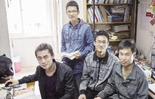 學霸宿舍考研各顯神通 資料貼上天花板1