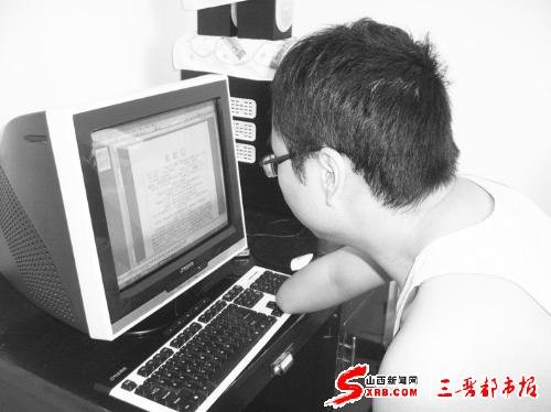 山西陽泉無手青年頑強求學拿到碩士學位1