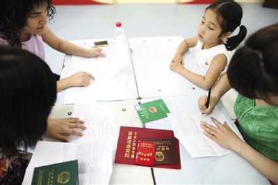北京幼升小報名家長凌晨4點排隊-中國教育1