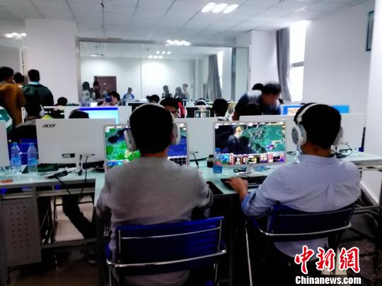 河南經貿學院計算機房變“網吧” 校方稱有需求-中國教育2